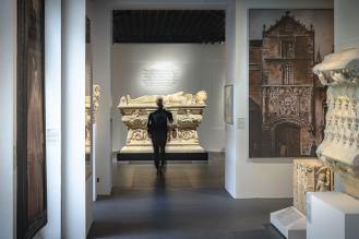 Un visiteur découvre une collection du Musée d'Aquitaine
