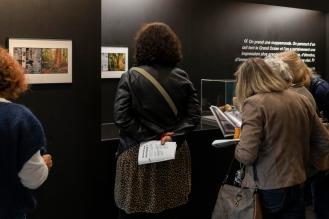 Trois personnes au musée d'ethnographie de Bordeaux 