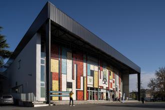 Façade de la salle des fêtes du Grand-Parc