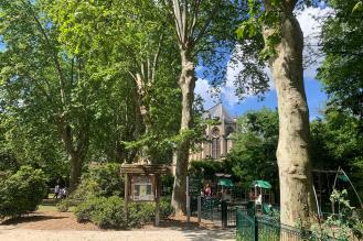 Le jardin et son aire de jeu