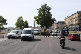 Photo de voitures et moto circulant sur les quais de Bordeaux