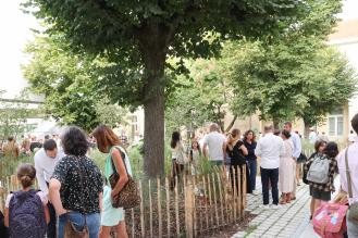 Photo des parents et enfants dans la cour buissonnière de l'école Mongolfier à Bordeaux lors de la rentrée de classes.