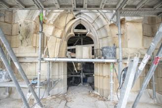 Photo d'outils et d'échafaudage sur le chantier de la flèche Saint-Michel
