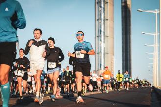 Des coureurs sur le pont Chaban lors du semi-marathon de Bordeaux en 2023