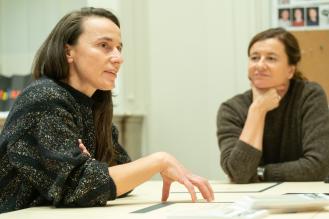 Photo : Réunies à l'occasion de cet entretien dans le bureau de Fanny de Chaillé, au tnba, les deux directrices ont découvert Bordeaux durant l'année 2024. © Pierre Planchenault