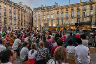 Photo d'un public regardant un opéra diffusé sur grand écran
