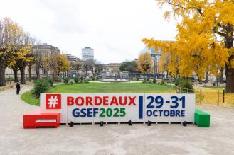 Affiche du GSEF dans le jardin de la mairie pour l'édition 2025 à Bordeaux du 29 au 31 octobre