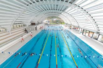 Photo d'une vue en hauteur de la piscine Galin, avec des nageurs