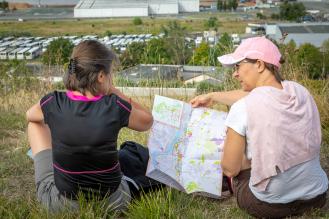 Deux femmes assises qui regardent un plan.