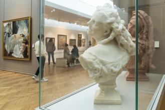 Photo d'une vitrine du musée des Beaux-Arts, et du public dans les salles du musée