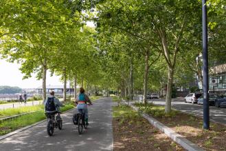 Photo : Piste cyclable quais des Queyries © R. Escher