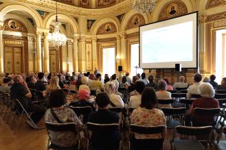 Rassemblement de personnes assises pour le bilan d la concertation Tourny au Grand-Théâtre