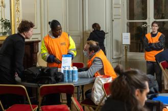 Photo : des bénévoles et organisateurs de la Nuit de la solidarité discutent dans les salons de l'hôtel de ville de Bordeaux