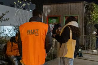 Photo deux bénévoles de  la Nuit de la solidarité discutent avec une personne sans abri