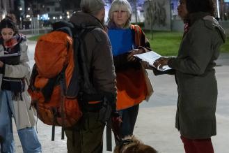 Photo de bénévoles remplissant un questionnaire face à une personne sans-abri avec son chien