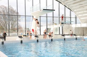 Photo : Les piscines de Bordeaux offrent un cadre idéal pour l’apprentissage de la natation et la pratique d’activités sportives, pour tous les niveaux © T. Sanson / Ville de Bordeaux