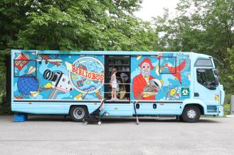 Photo du bibliobus au parc Bordelais, avec une enfant qui y entre