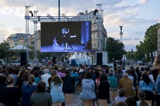 De nombreuses personnes devant un écran géant installé place de la Comédie à Bordeaux