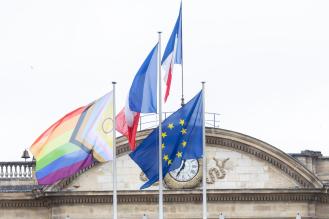photo du progress pride flag sur le fronton de l'hôtel de ville de Bordeaux