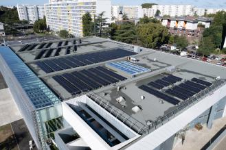 Vue aérienne du toit de la piscine du Grand Parc, avec des panneaux photovoltaïques.