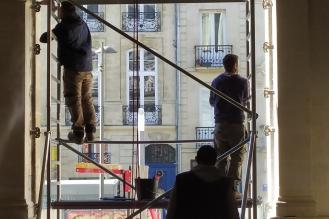 Photo de 3 ouvriers sur le chantier des deux portes d'entrée du Musée d'Aquitaine
