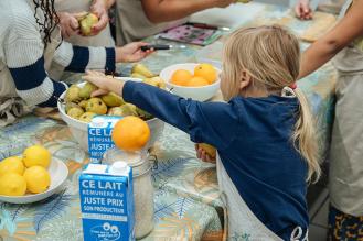 Activité atelier de cuisine à la Maison écocitoyenne faite par petite fille et d'autres enfants.