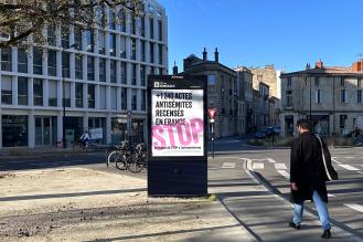 Photo d'un panneau publicitaire présentant la campagne "Bordeaux dit stop"