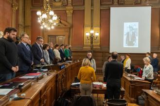 Les membres du conseil municipal sont debout pendant la minute de silence en hommage à Nicolas Florian