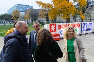Photo de Pierre Hurmic, maire de Bordeaux, d'Aude Saldana, secrétaire générale du GSEF, et des membres de GSEF dans les jardins de la mairie
