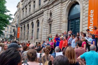Photo d'une chorale sur les marches du musée d'Aquitaine pour la fête de la musique