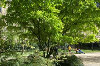 Photo du jardin public de Bordeaux, avec des arbres, des passants et des coureurs