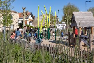 photo du jardin et de l'aire de jeux pour enfants de la place mareilhac