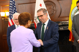 Le Maire de Bordeaux, Pierre Hurmic, salue son homologue de Los Angeles, Karen Bass.