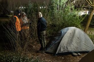 Photo de 2 bénévoles de la Nuit de la solidarité et d'un personne sans-abri devant une tente