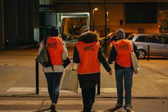 Photo de nuit de bénévoles de la Nuit de la solidarité marchant dans la rue