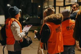 Photo de bénévoles de la Nuit de la solidarité avec des questionnaires en main
