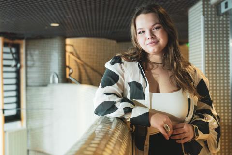 Arina est accoudée sur une rembarde 