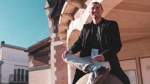 Joris assis tient sa carte éléctorale