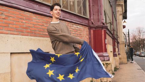 Philipp brandit un drapeau de l'Union européenne 