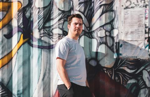 Timothée, fondateur de l'Espoir Solidaire, devant les BubbleBox, des douches destinés aux sans-abri, place de la République. 