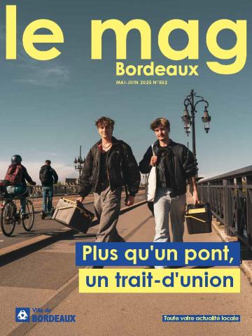 une mag Bordeaux 502, deux garçons marchant sur le pont de pierre