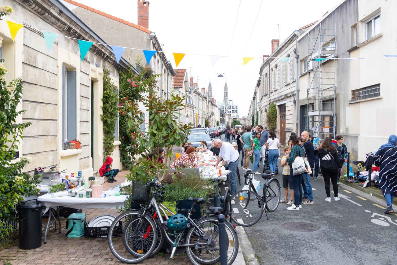 Photo d'une rue de bordeaux qui accueille une fête des voisins.