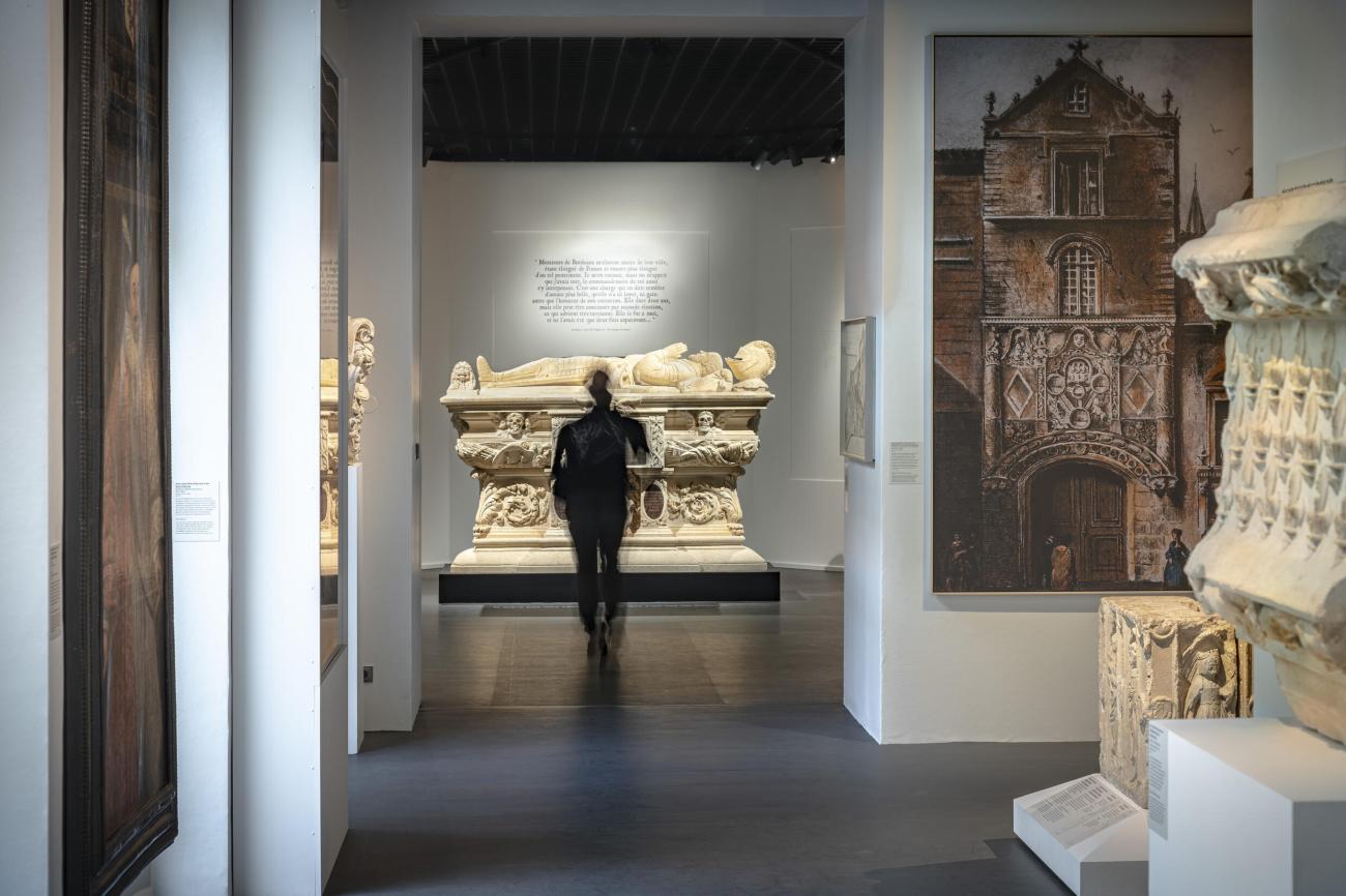 Un visiteur découvre une collection du Musée d'Aquitaine