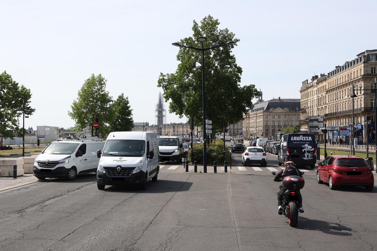 Photo de voitures et moto circulant sur les quais de Bordeaux