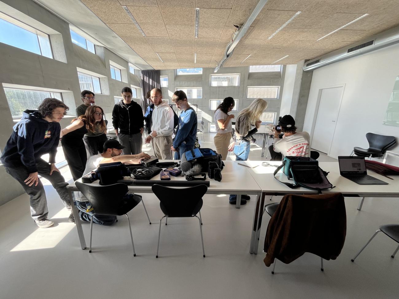 jeunes qui travaillent sur des bureaux