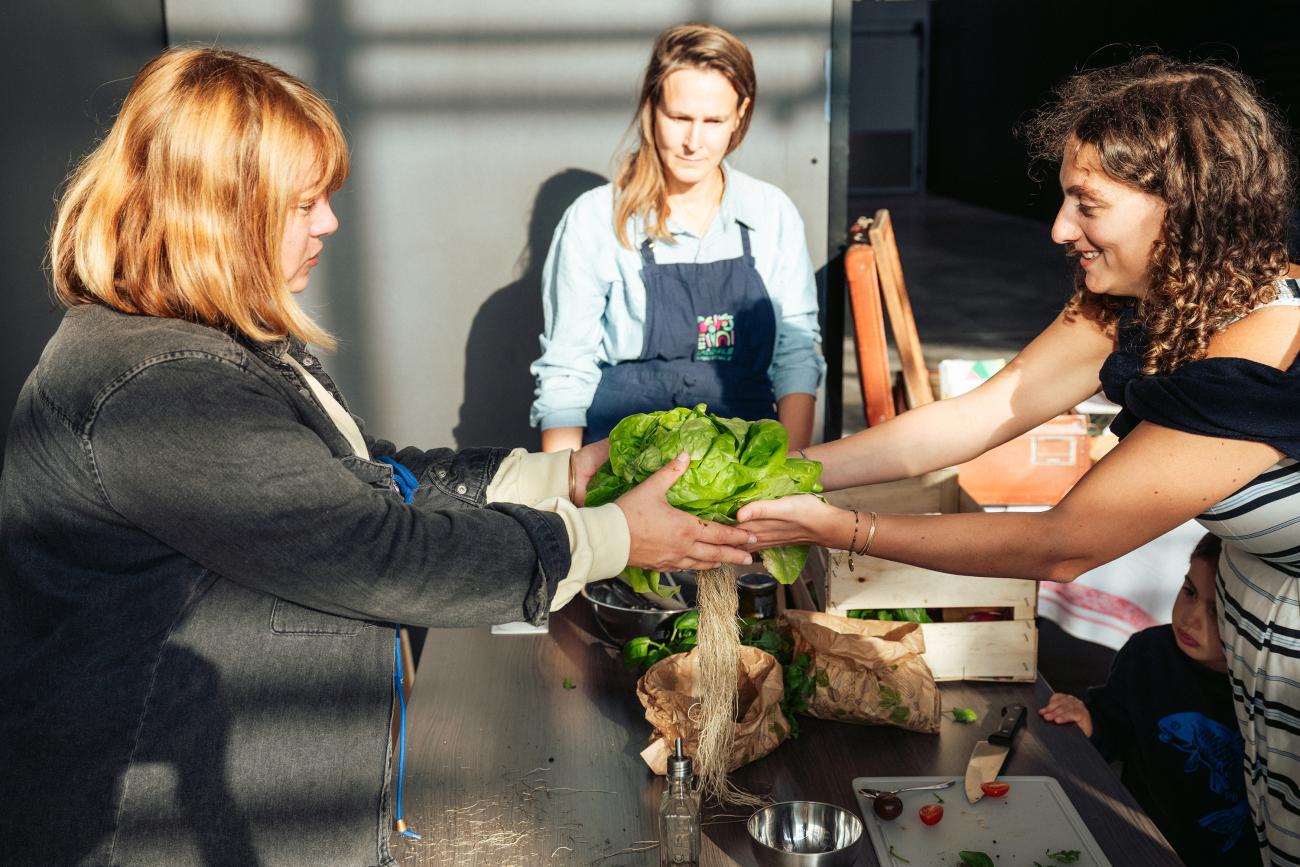 personne qui donne une salade