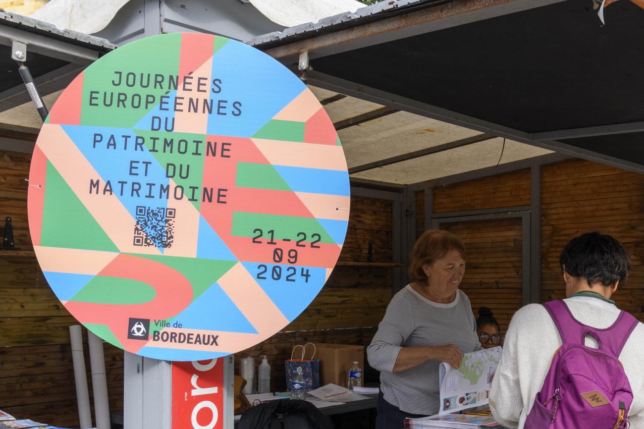 Deux personnes sur un stand au village des métiers du patrimoine