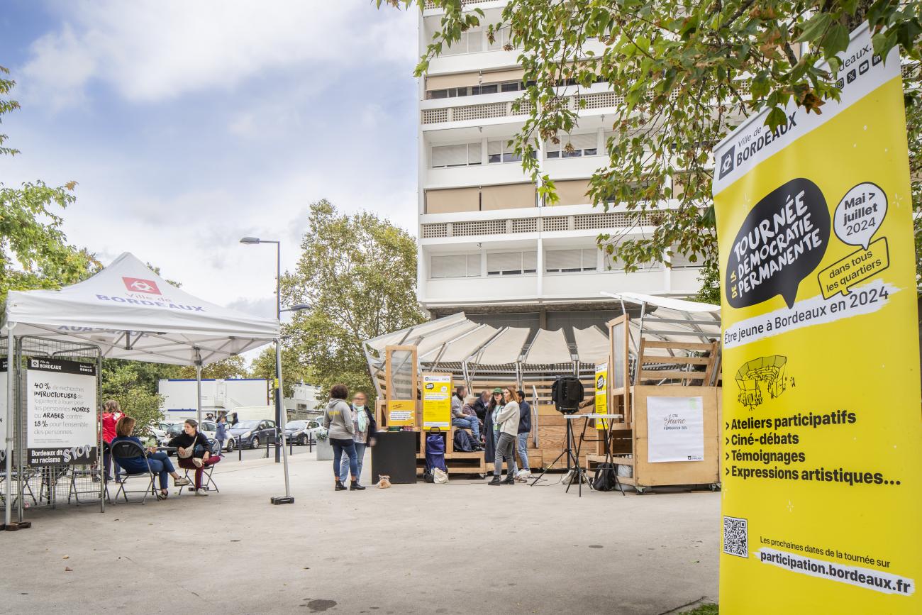 Photo du parlement mobile aux Aubiers, avec du public