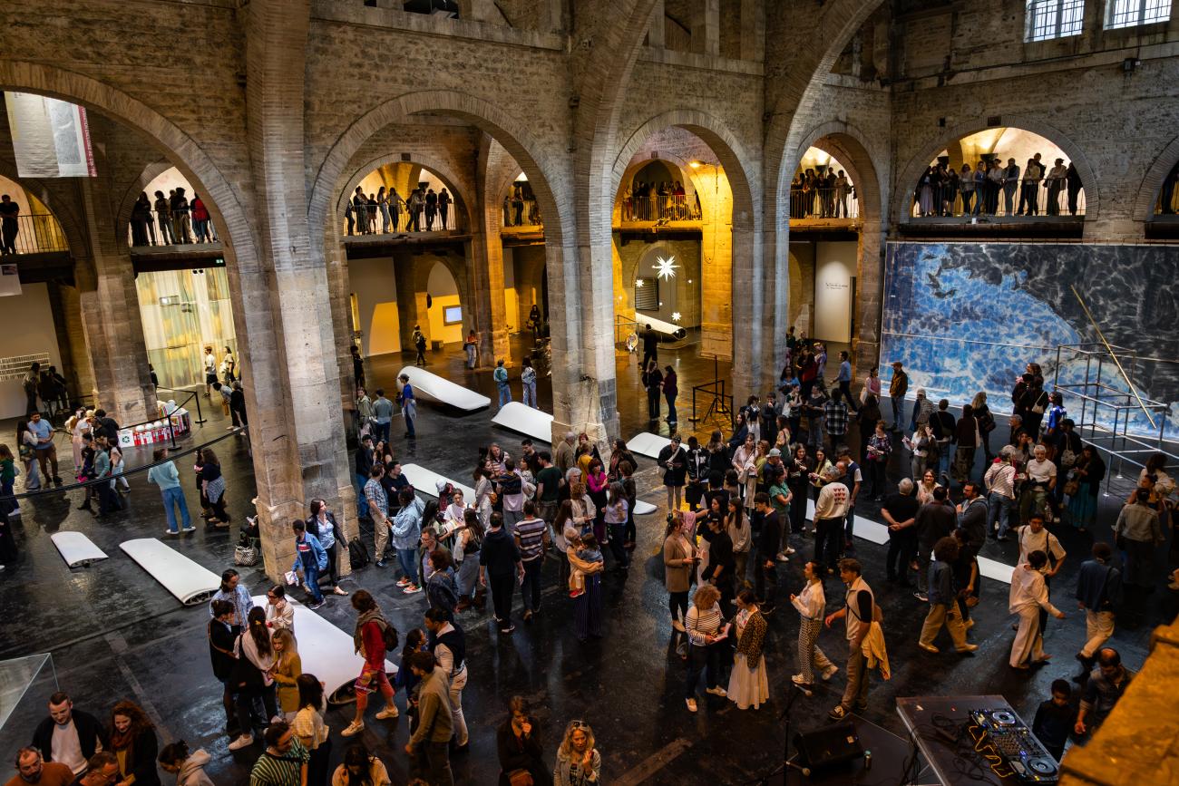 Photo d'un rassemblement de visiteur dans la nef du CAPC pour la soirée du PREX 2025