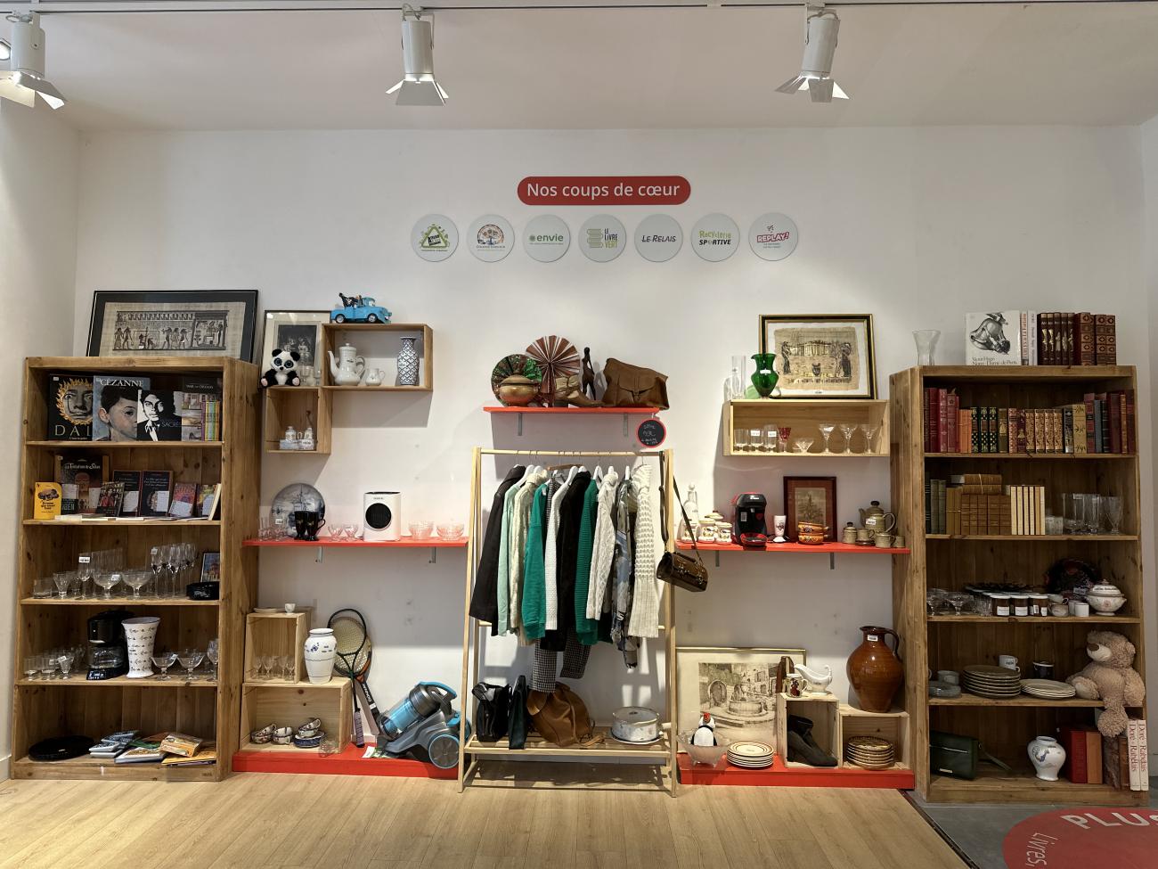 Photo intérieur d'Ikos, avec des vêtements, bibelots et livres de seconde main